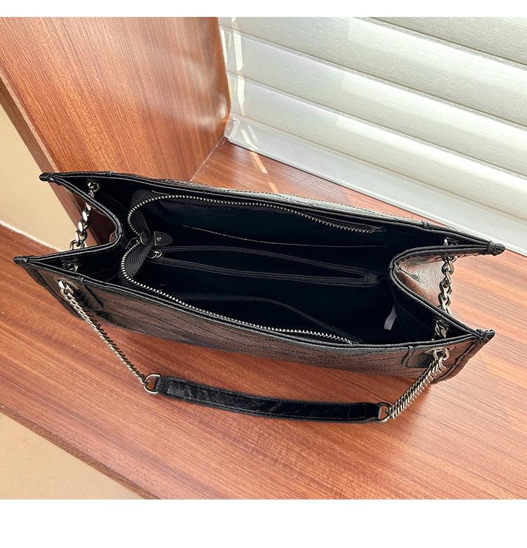 Women's 2024 Commuter Tote: Large Capacity Shoulder Crossbody Handbag with Chain Design