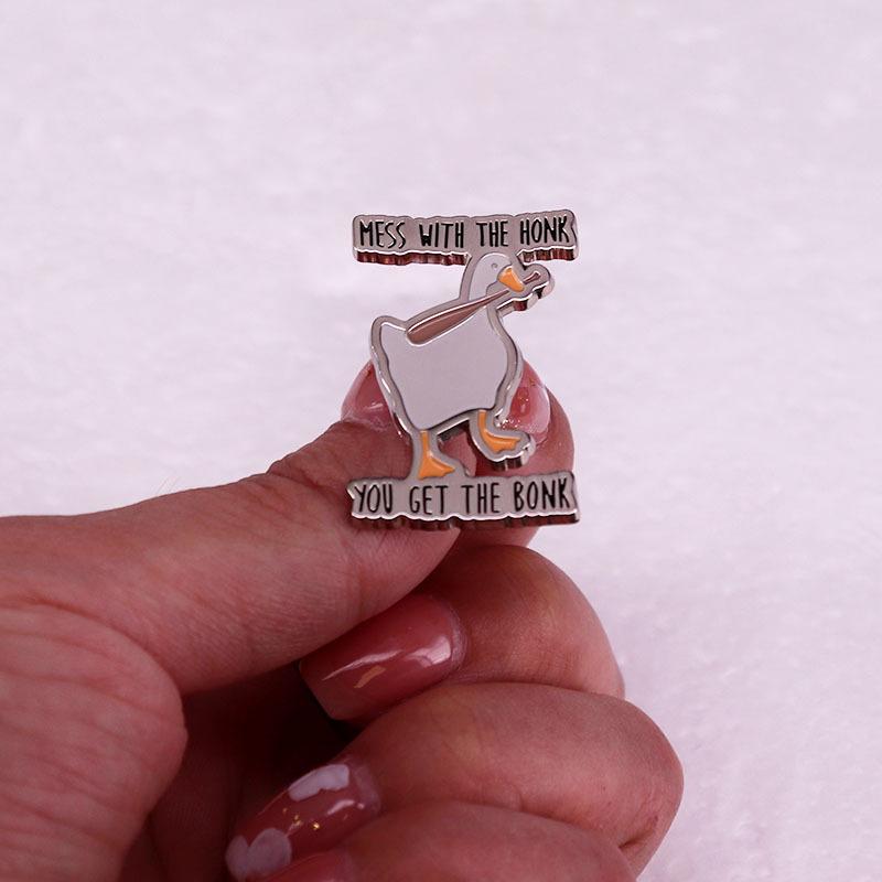 Funny "Mess with The Honk You Get The Bonk" Untitled Goose Simulator Game Fun Brooch Badge