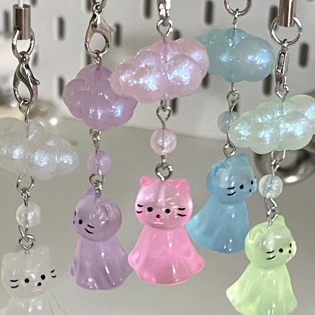 Elegancki brelok z zawieszką w kształcie kota i chmury, odpowiedni do torebek, pendrive'ów i kluczy. Idealny do użytku codziennego i w podróży.