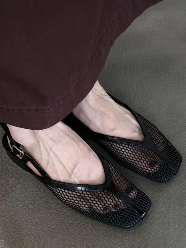 Mesh breathable hole shoes women's summer wear comfortable flat back strap super foreign style one-word buckle Roman style sandals