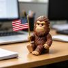 Vlastenecká figurka Big Foot Malá pryskyřičná figurka Big Foot držící americkou vlajku Soška Sasquatche Ozdoba na palubní desku auta Dekorace na stůl