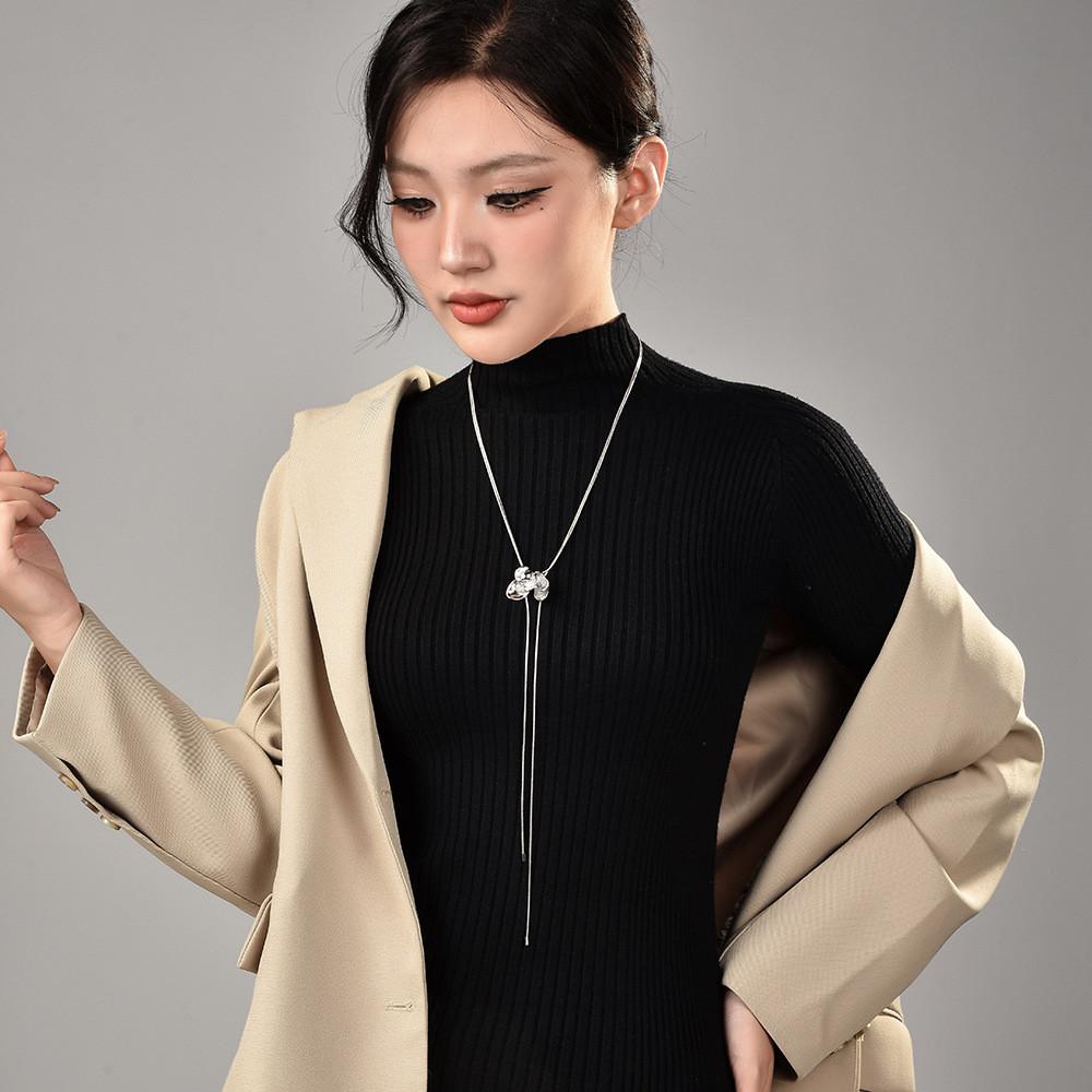 Long Forward Fashion Floral Necklace For Women With Elegant Snake Chain And Accents