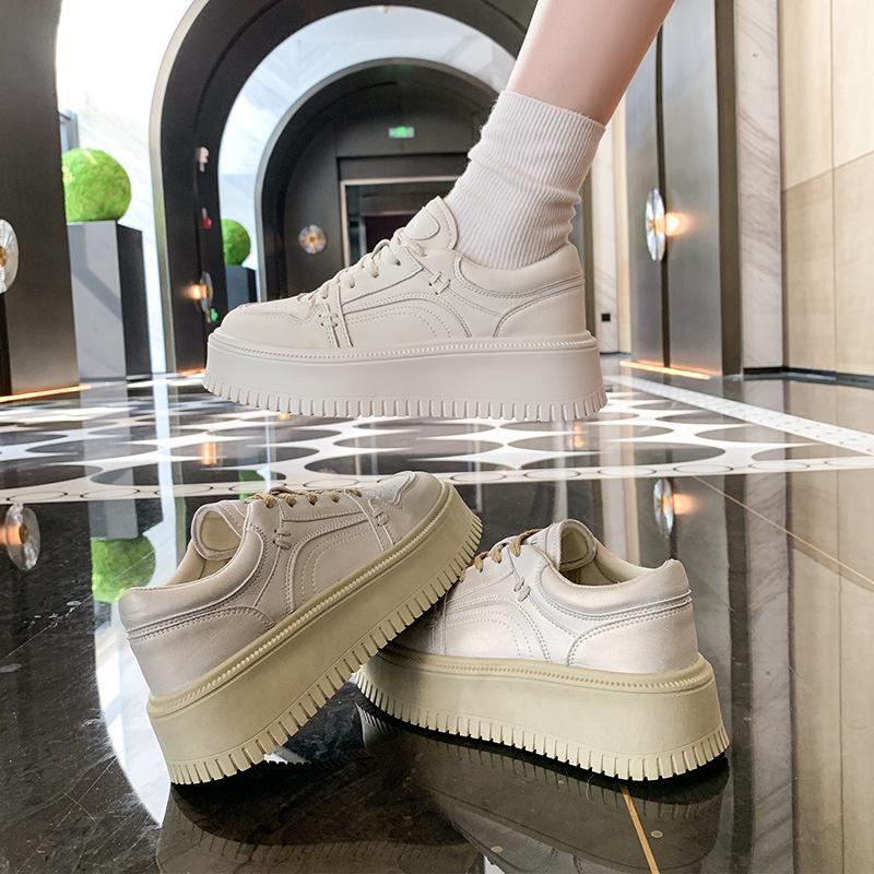 Small man thick-soled heightening Hong Kong style little white shoes women's 2025 autumn and winter new versatile skirt muffin shoes board shoes