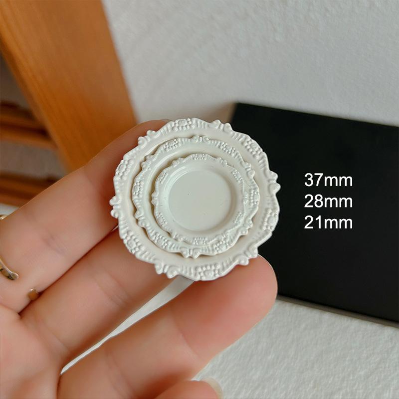 

3 шт. Игрушка для девочки Миниатюрная кукольная посуда Тарелка для выпечки Мини Ретро Резной поднос Диск Игровая кухня Еда Для кукольных аксессуаров
