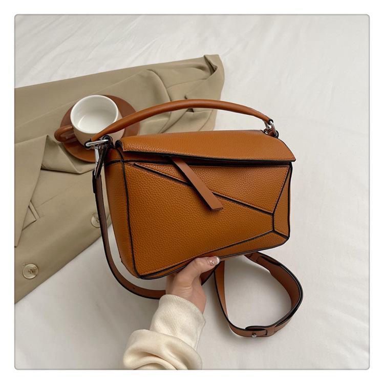 

Простая однотонная лоскутная сумка через плечо с текстурой личи