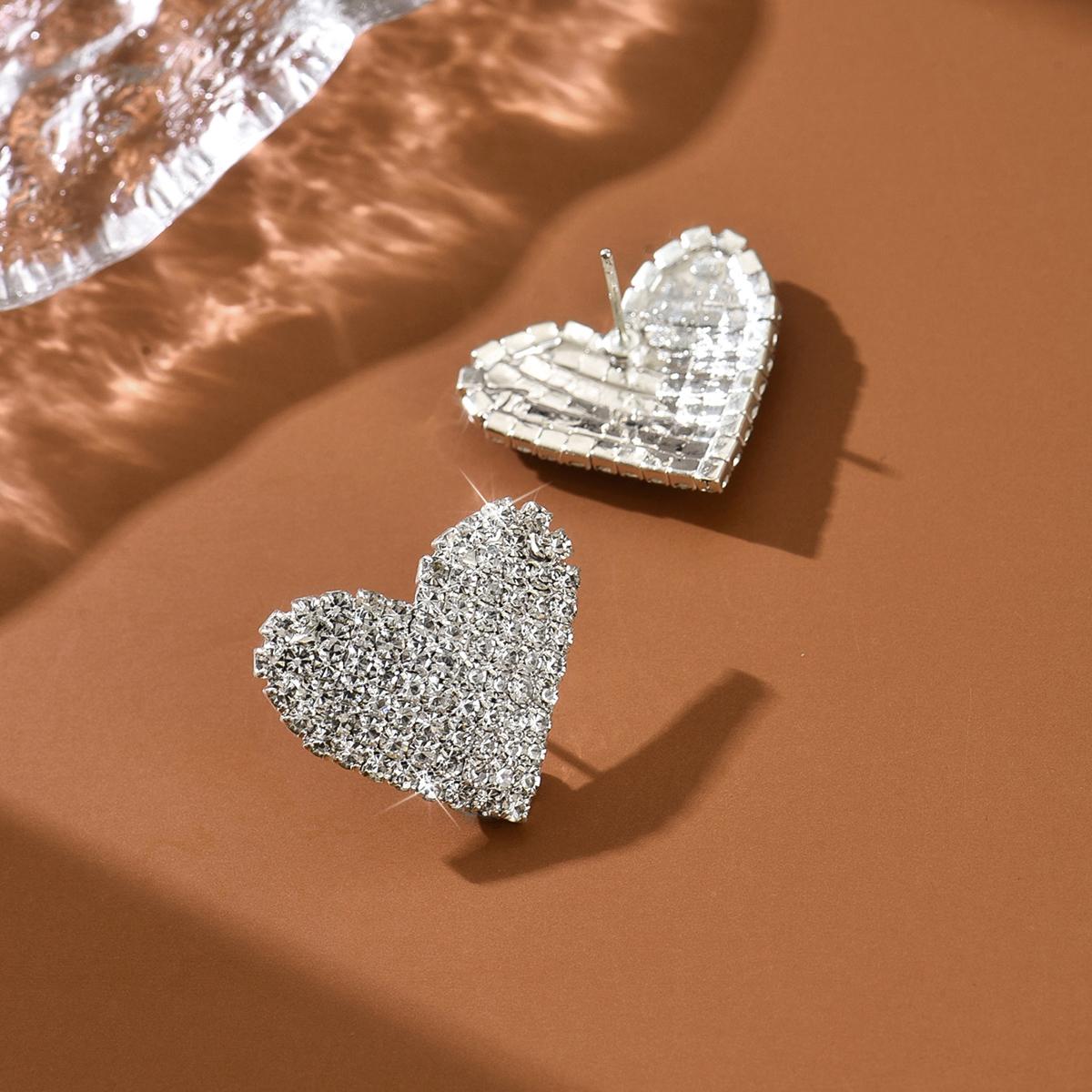 

Fashionable heart-shaped earrings with a high-end feel, simple and versatile, light luxury and cool style earrings for women