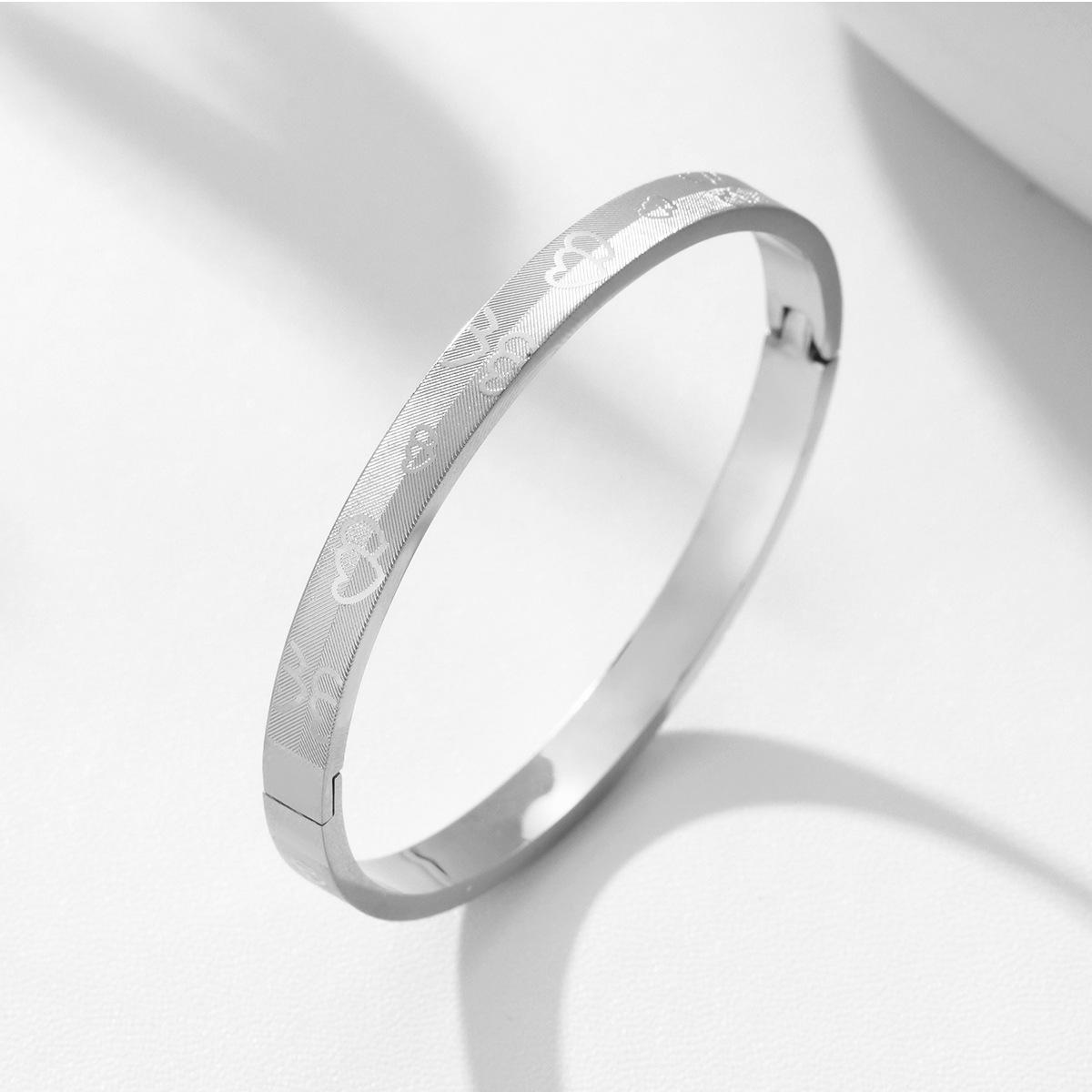 

Новый трансграничный браслет из титановой стали с сетчатым узором в виде гравированного сердца и застежкой – простой, креативный парный браслет из нержавеющей стали.