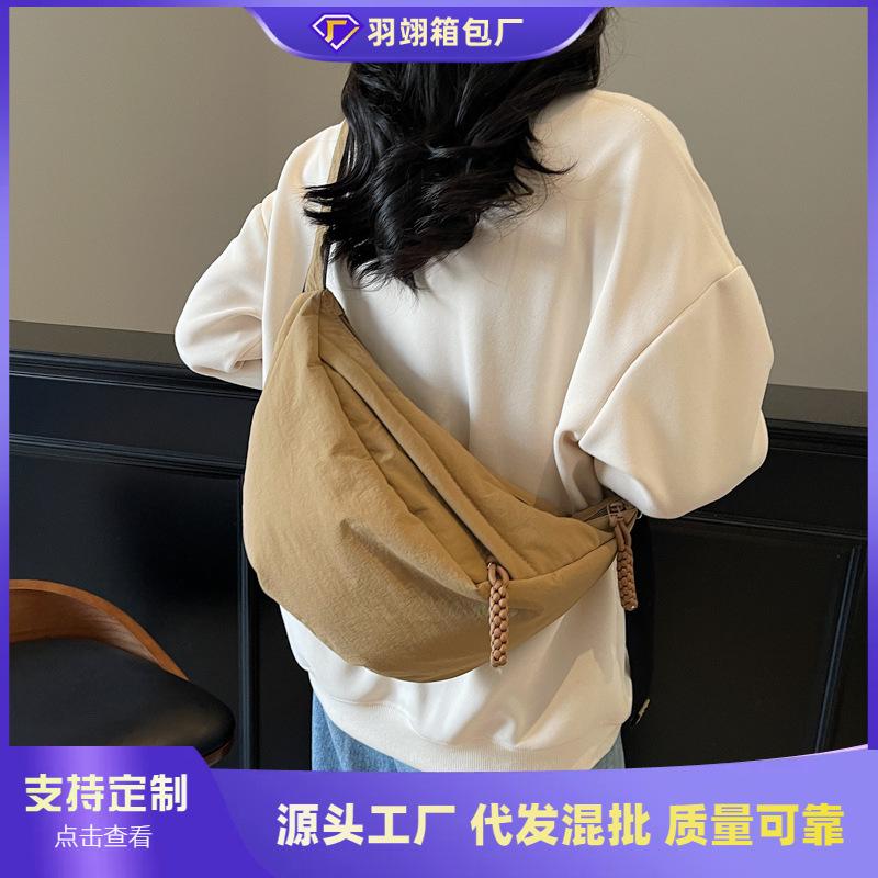 Large-capacity bag women's new casual shoulder messenger bag is now popular commuter dumpling bag