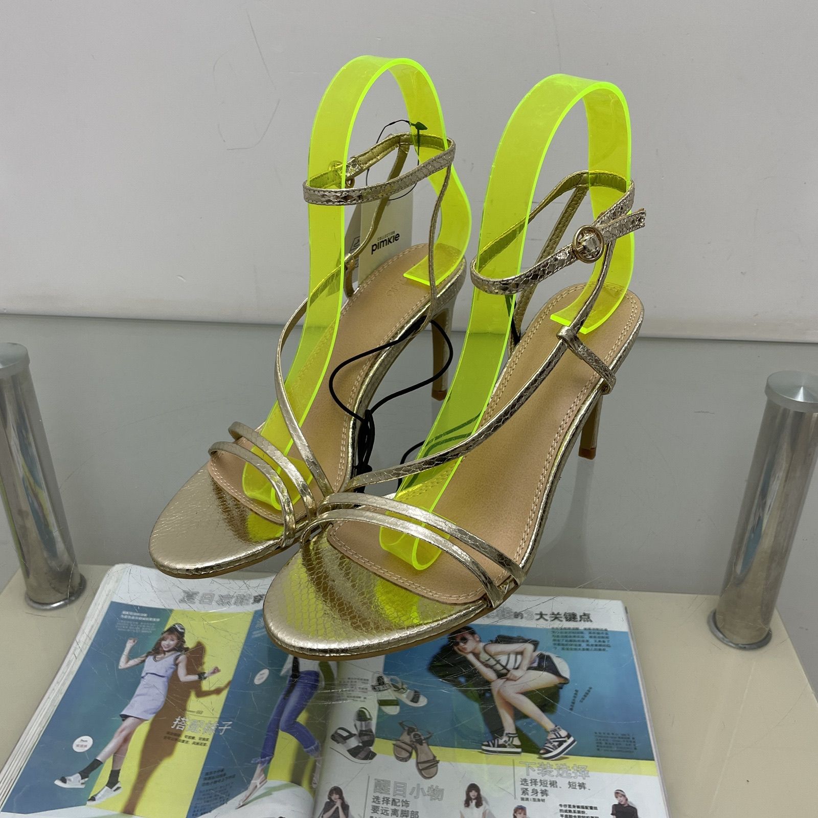 

Босоножки из лаковой кожи с перекрестными ремешками, женская обувь в западном стиле для банкетов, пикантные босоножки на тонком каблуке с открытым носком на высоком каблуке 39