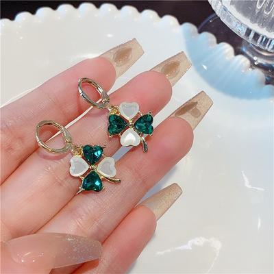 Moda Retro Temperament Design Sense Of One Stu Senior Sense Of Kolczyki New Tide Green Lucky Four-Leaf Flower Kolczyki Klamra
