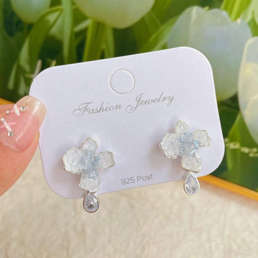 Exquisite Pearl Butterfly Earrings with Silver Needle – Gradient Light Luxury Design for Women