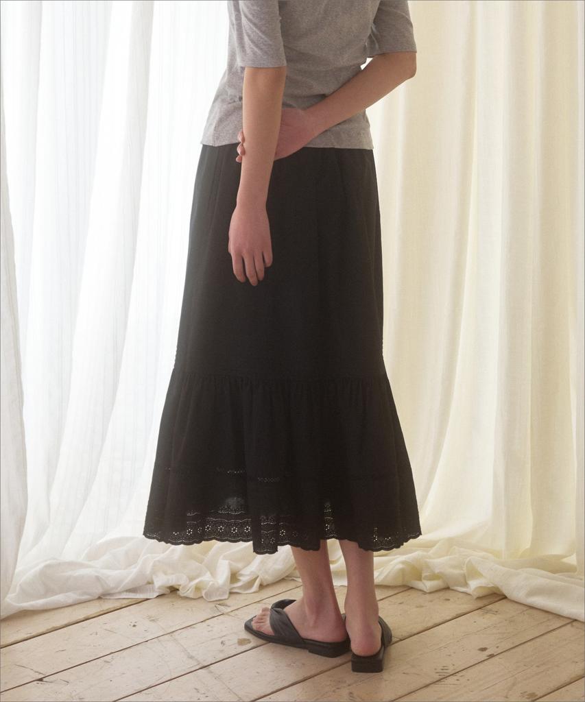 Manggomaenipeullijeu Cake Lace Skirt_Black