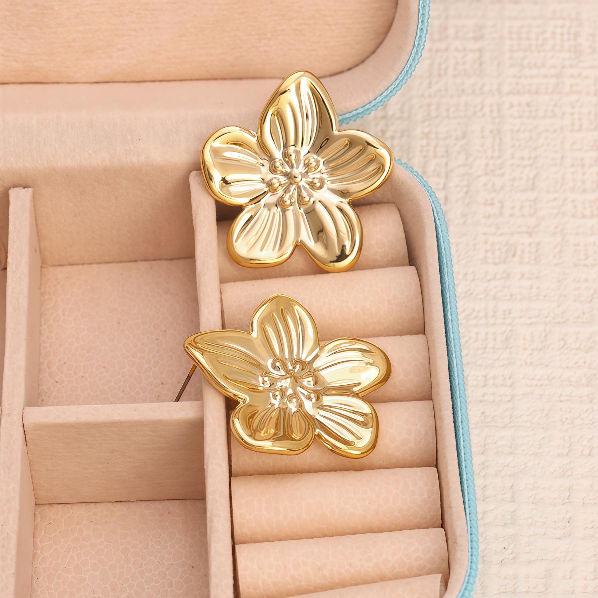 European and American Gold C-Shaped Threaded Flower Stud Earrings Set