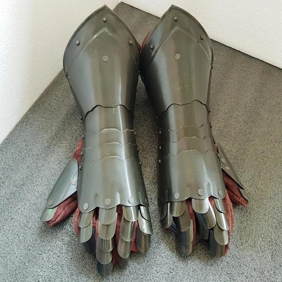 40.64 Cm Articulated Knight Gauntlets Black Gothic Gloves Handmade Protection Steel Armor for LARP, Cosplay, or Renaissance Faire