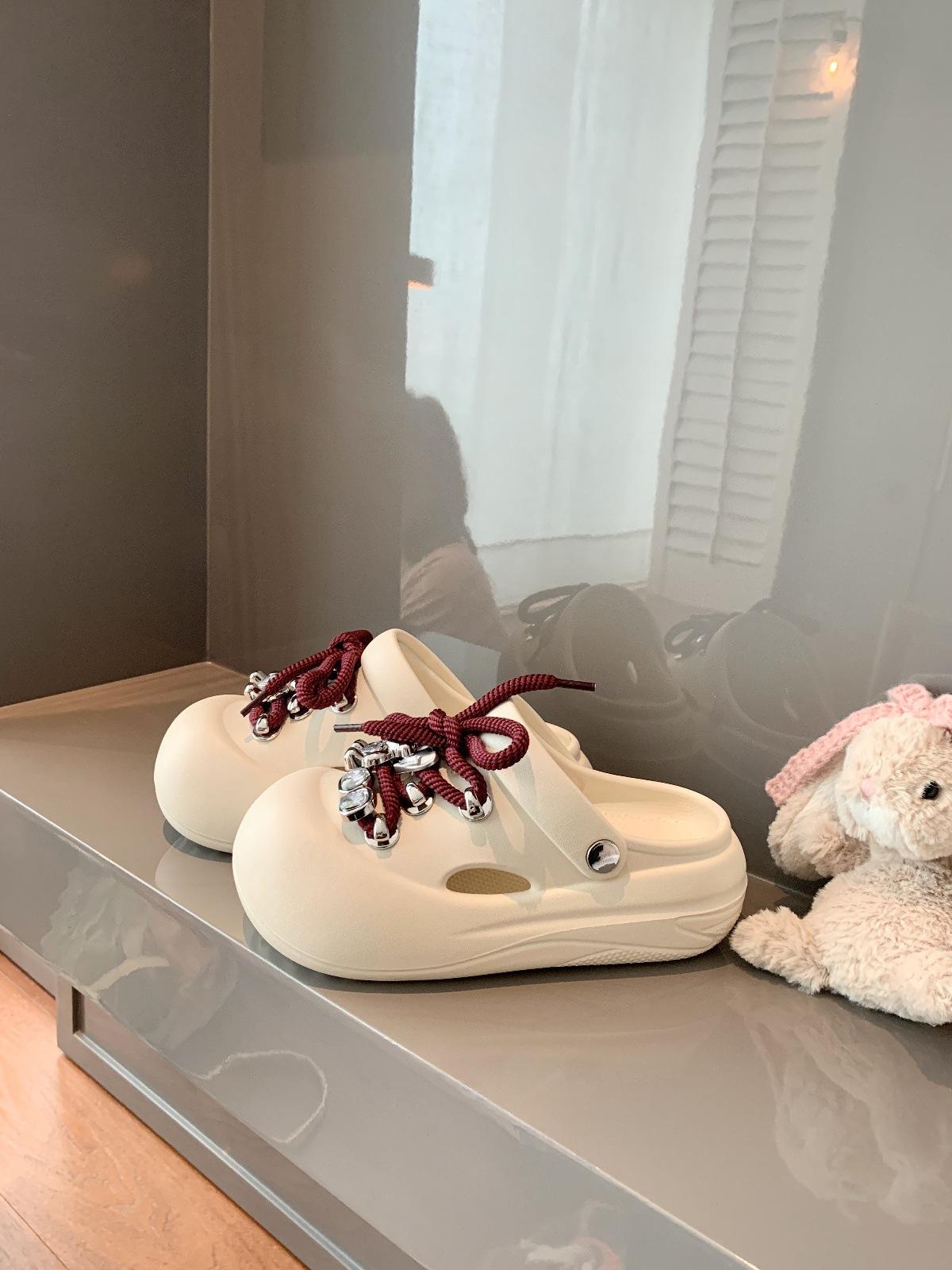 

Крутые шлепанцы на ремешке, шлепанцы со стразами и бантом, женская летняя обувь, сандалии на толстой подошве с закрытым носком, обувь с отверстиями 40