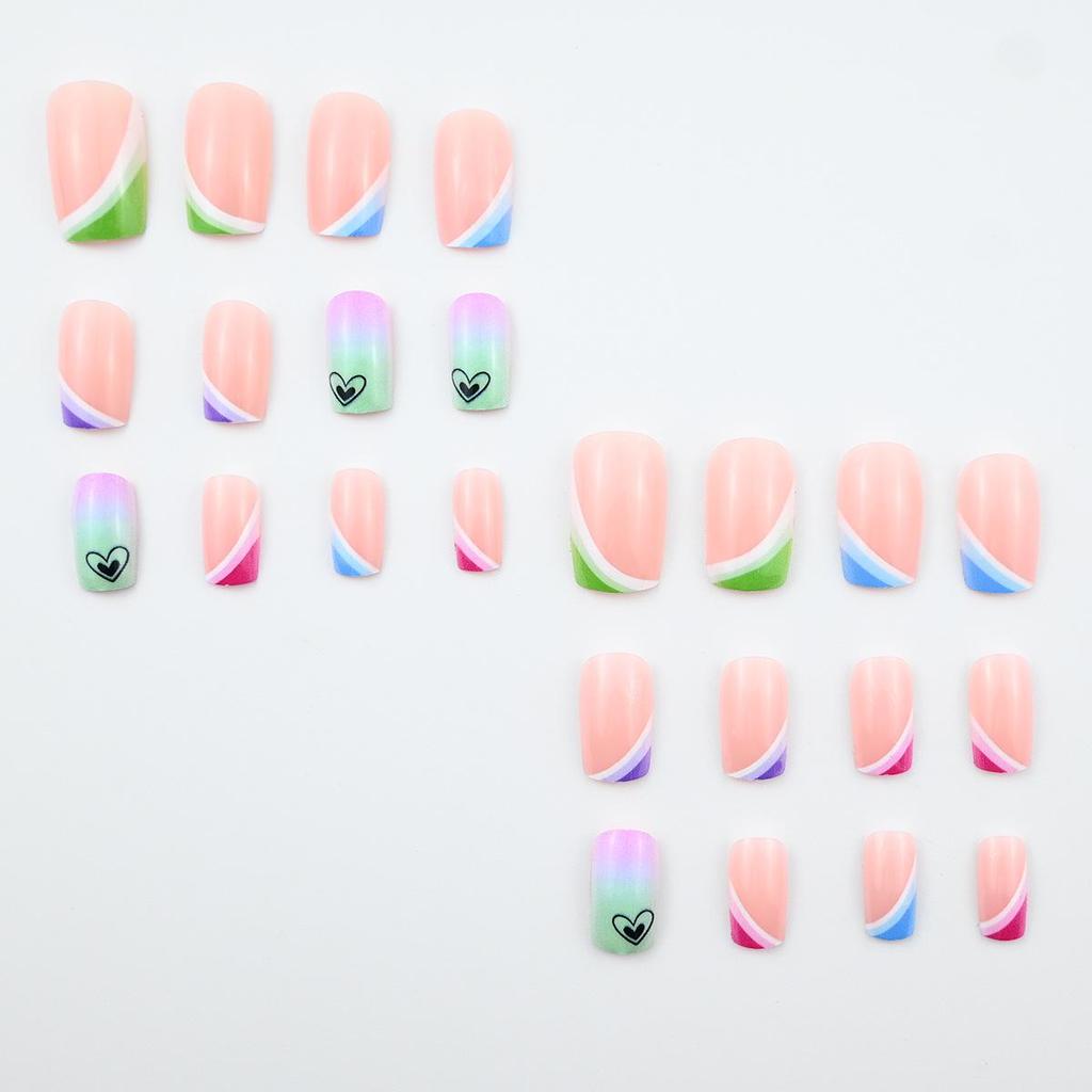 Unghii pătrate medii-lungi detașabile cu vârfuri franțuzești înclinate, gradient multicolor, artă inimă; accentuează albul mâinilor, casual și purtabil.
