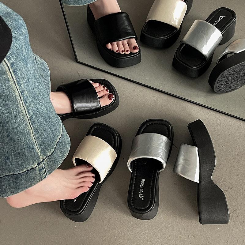 Korean version of thick-soled one-word slippers women's 2025 summer new wear simple and comfortable small height-increasing sandals