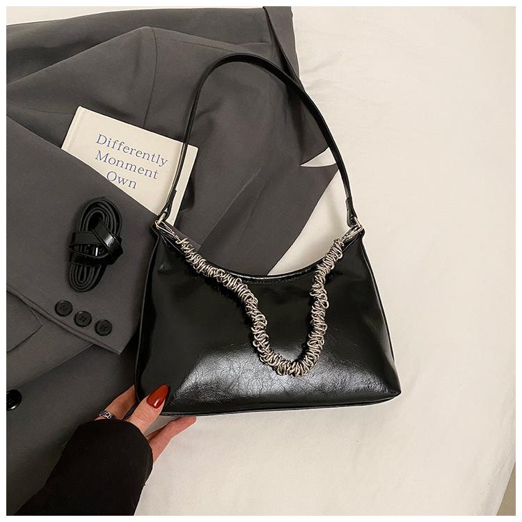 2025 new bag light luxury women simple versatile commuting large capacity niche design messenger bag