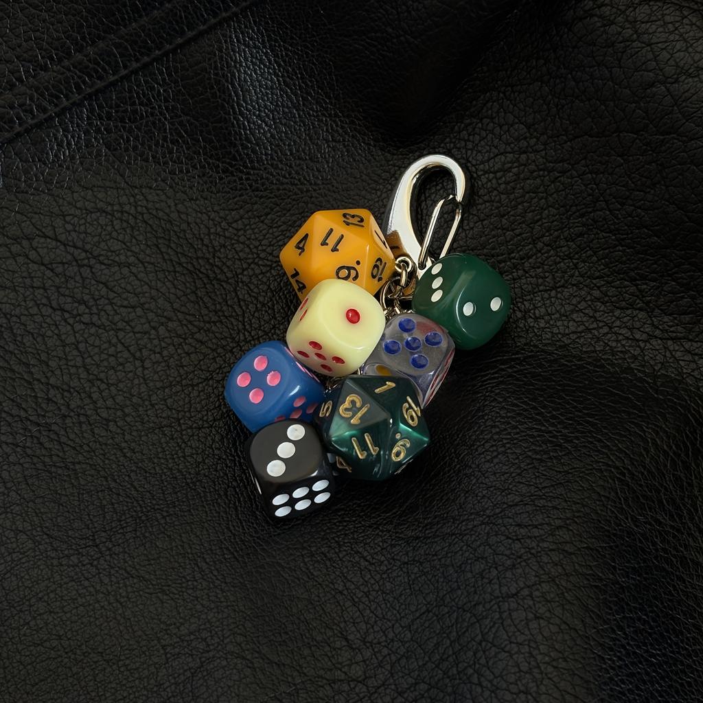 Würfel-Schlüsselanhänger im Vintage-Stil - Harzanhänger mit Karabinerverschluss, Perfekt für Taschen & Rucksäcke - Einzigartige Geschenkidee