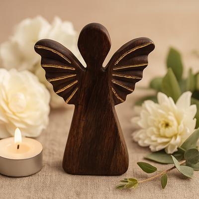 Figurine d'ange en bois de manguier sculpté à la main de taille moyenne, avec accents dorés