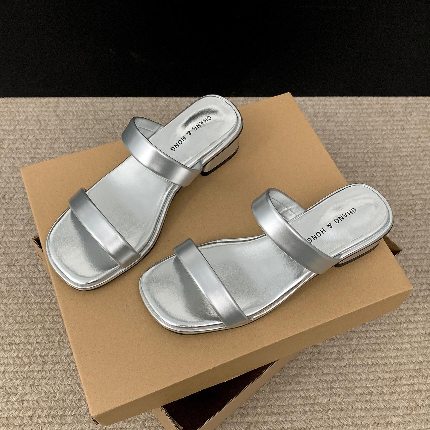 

Интернет-знаменитость черный высокий сенс одно слово толстый каблук шлепанцы женские летние 2025 новые квадратный носок высота крутые шлепанцы 40 серебряный