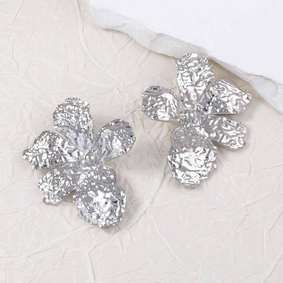 

Европейские и американские простые и модные, с нерегулярной плиссированной текстурой, уникальные и креативные серьги-пусеты в форме цветка для женщин, ежедневно добирающихся на работу