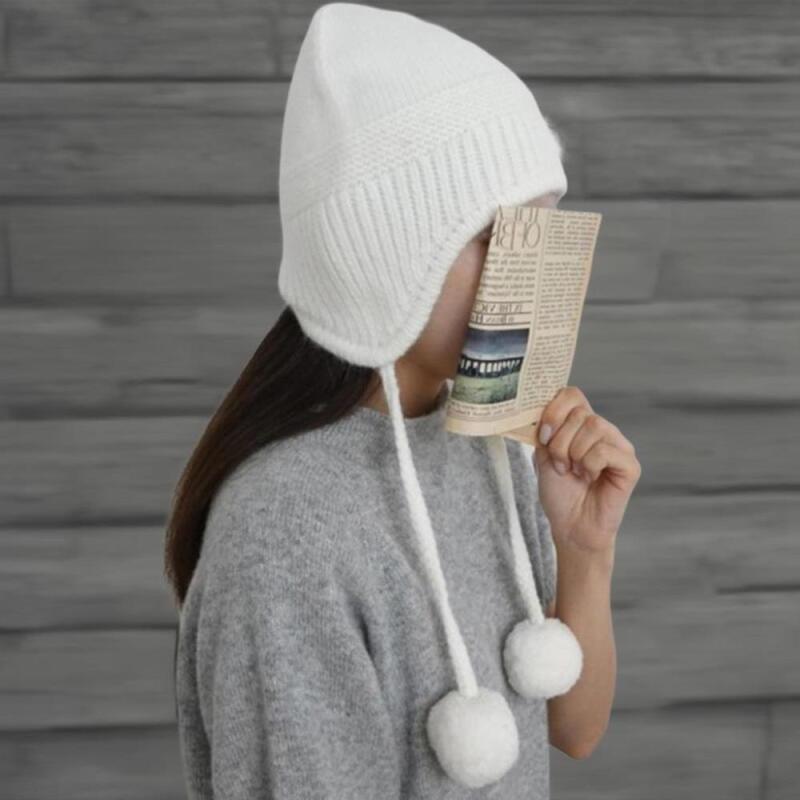 Damen-Mütze mit Bommel aus pastellfarbenem Angora-Gewebe