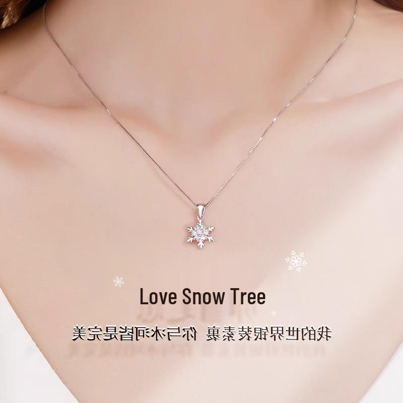 Elegant Snowflake Necklace for Women - Luxurious Ice Flower Pendant, Perfect Christmas Gift for Girlfriend.