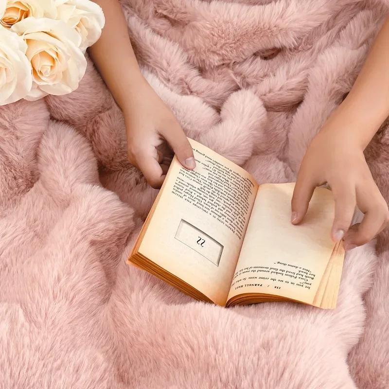 Luxury Soft Faux Fur Throw Blanket Fuzzy Plush Bedspread on the bed plaid sofa cover blankets and throws for living room bedroom