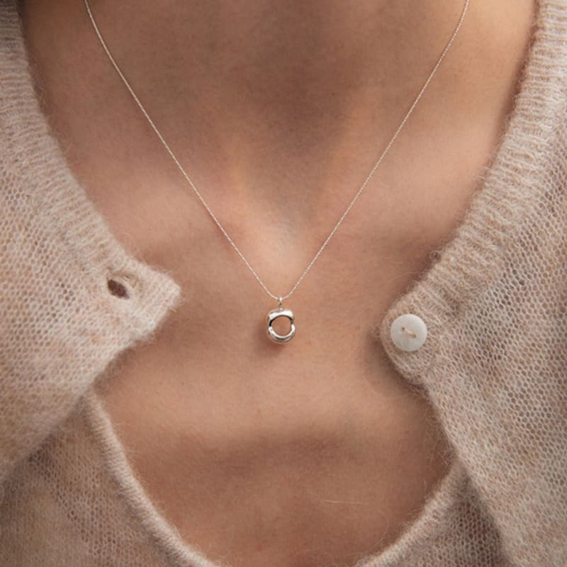 

onill 05-21 Embrace (Necklace) Glossy