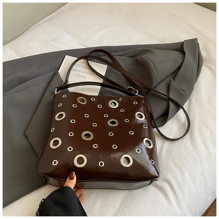 Stilvolle Nische Schultertasche Damen Herbst und Winter neu einfache Tasche Niet Textur Handtasche Damen