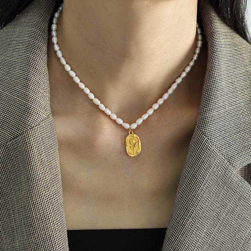 French Freshwater Rice Pearl Necklace Temperament Retro Rose Relief Elegant Gentle Exquisite Versatile Necklace 2026 45CM