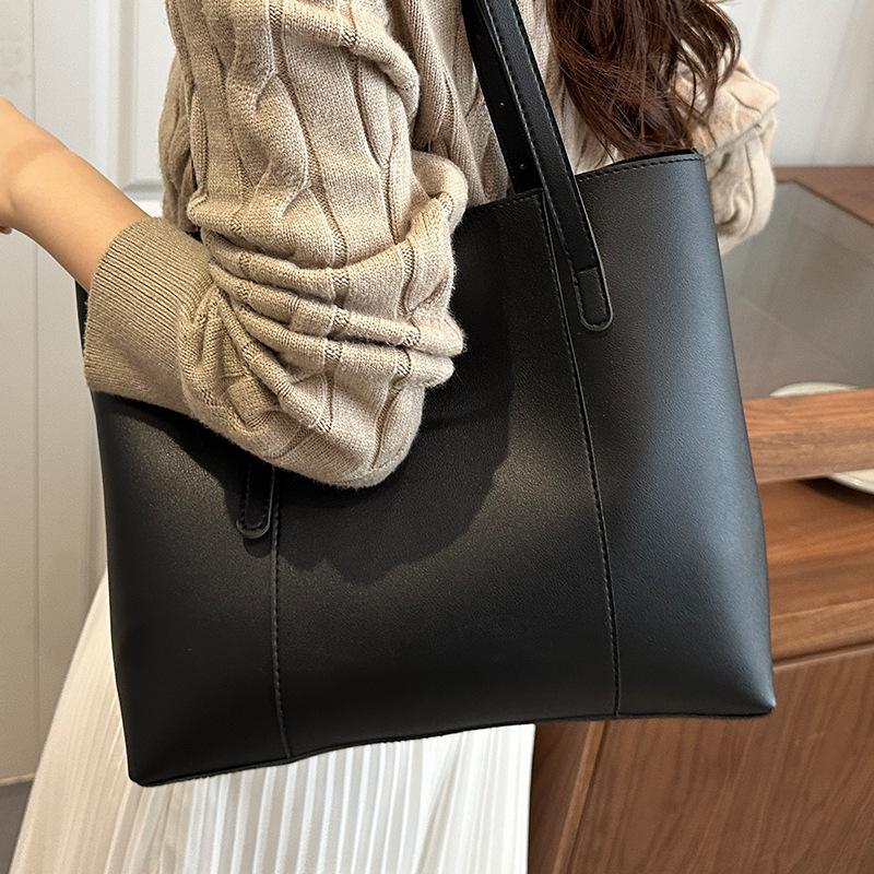 

Retro simple large-capacity tote bag women s 2026 new textured shoulder bag simple casual commuter armpit bag чёрный