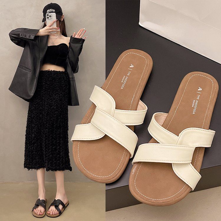 Cross-strapped slippers women's summer wear 2025 new French retro style casual flat-bottomed beach non-slip sandals