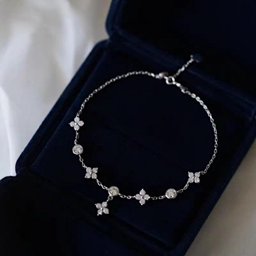 Luxury Four-leaf Clover Bracelet for Women Simple and Elegant Perfect for Layering and Exuding Sophistication