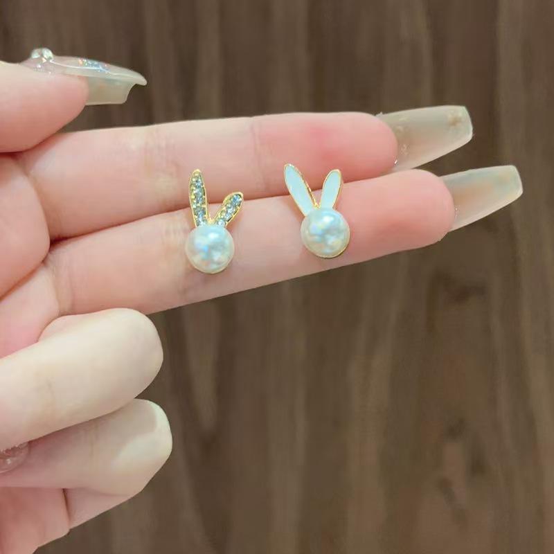 European & American Retro French Luxury Stud Earrings, Fashionable Women's Commuter Earrings, 2025 New Collection.