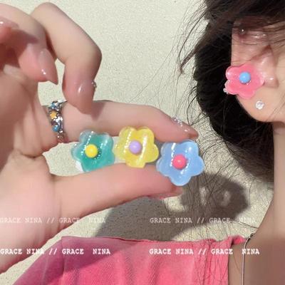Bunte Blumen Ohrclips: Ohrstecker und Knochenclips im Feen-Stil ohne Piercing – Vielseitige, frische, kleine Ohr-Accessoires.