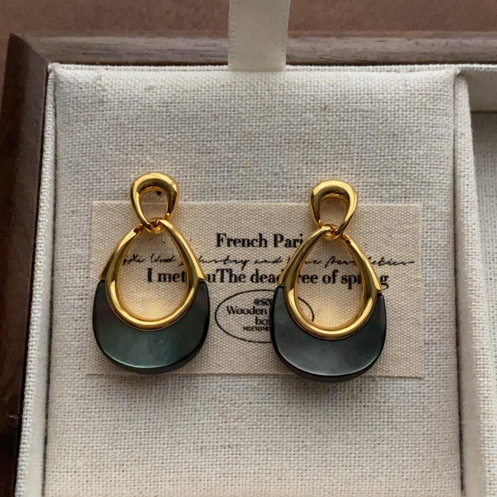 "Vintage Creamy Yellow Starfish Ear Clips: Elegant and Cute, Piercing-Free Sea Star Earrings"