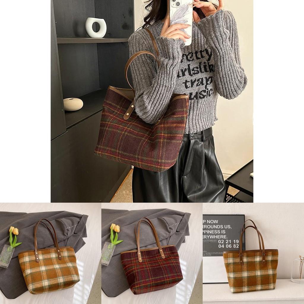 Stylish And Spacious Women's Shoulder Bag In Trendy Wool Fabric For Everyday Use