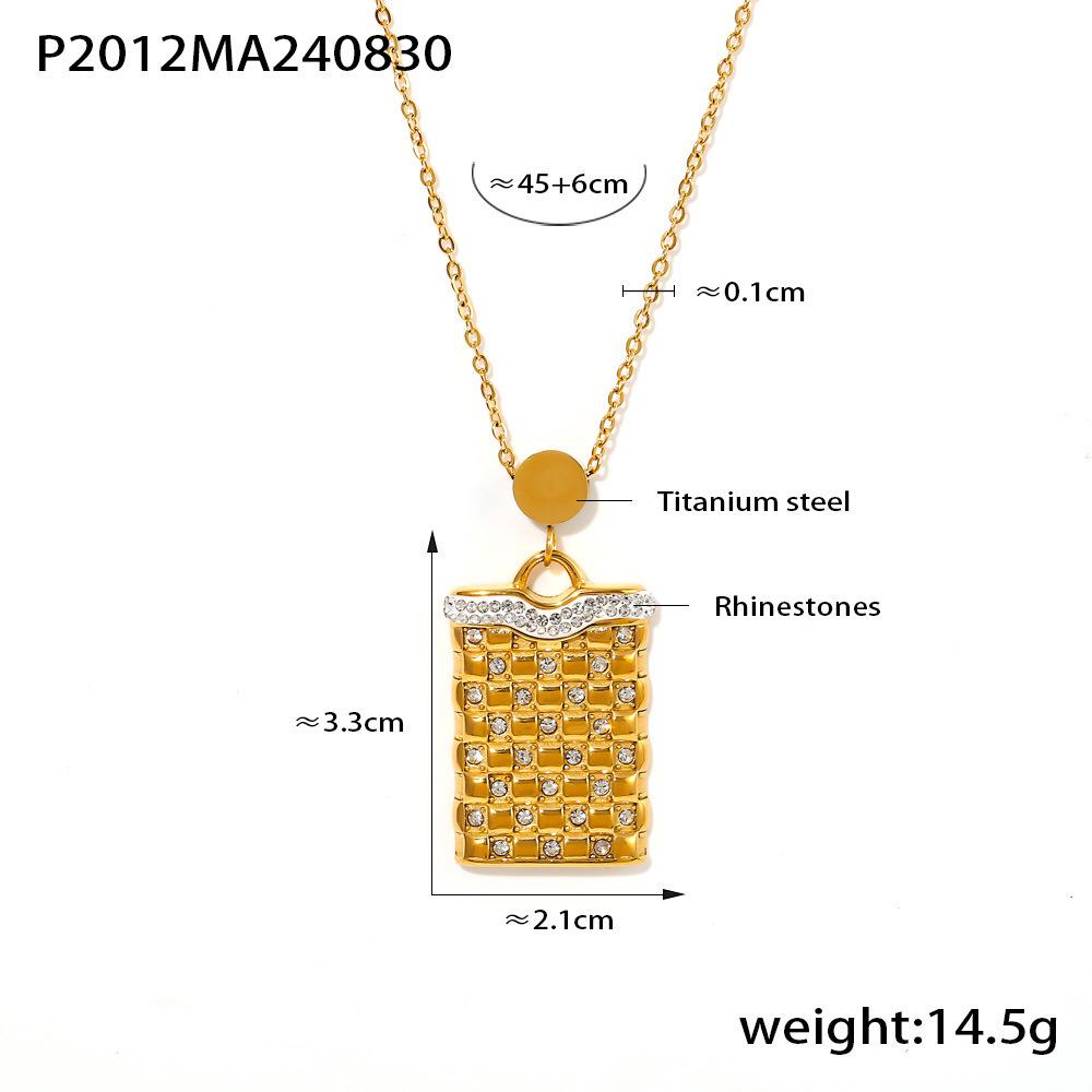 Minimalist Rectangular Plaid Pendant Necklace: Diamond-Studded Clavicle Chain In 18K Gold-Plated Titanium Steel.