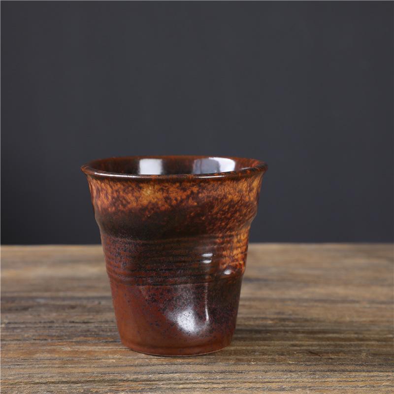 Kreative handgeformte Keramiktasse Nische Retro Plissierte Tasse Grobkeramik Imitation Pappbecher Unregelmäßige Kaffeetasse