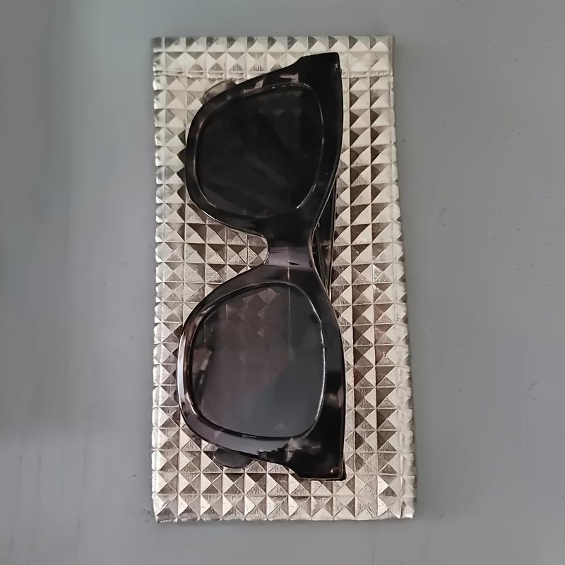 Fashionable pop-up glasses bag with automatic closure a soft and portable women's glasses case