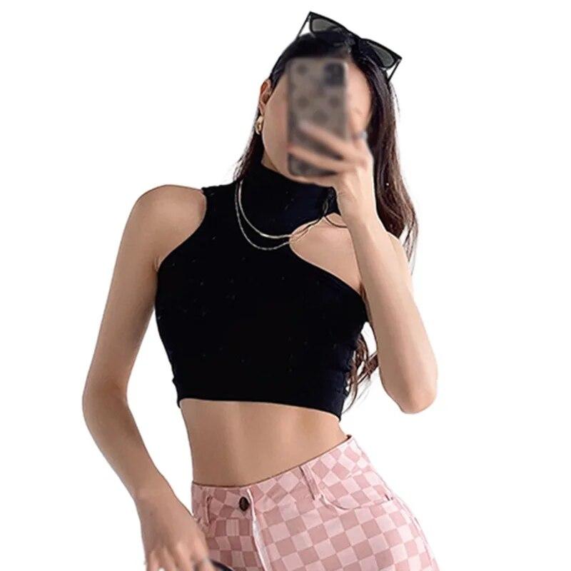 

Небольшой жилет с высоким воротником и открытыми плечами. Нишевая одежда. С завышенной талией. Холтер с лямкой на пупке. Топ без рукавов. One Size