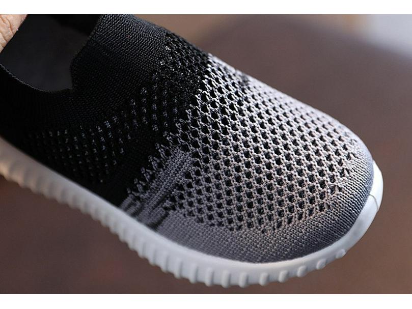 22 neue Frühlings-Schlupfschuhe für Kinder mit Mesh-Oberfläche und weicher Sohle für den Sport