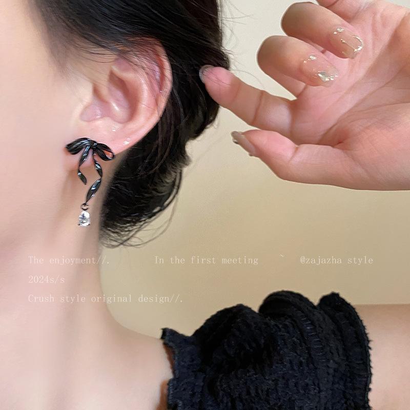 Elegantní náušnice s baletní mašlí a zirkony: Lehký luxusní design stuhy pro ženy