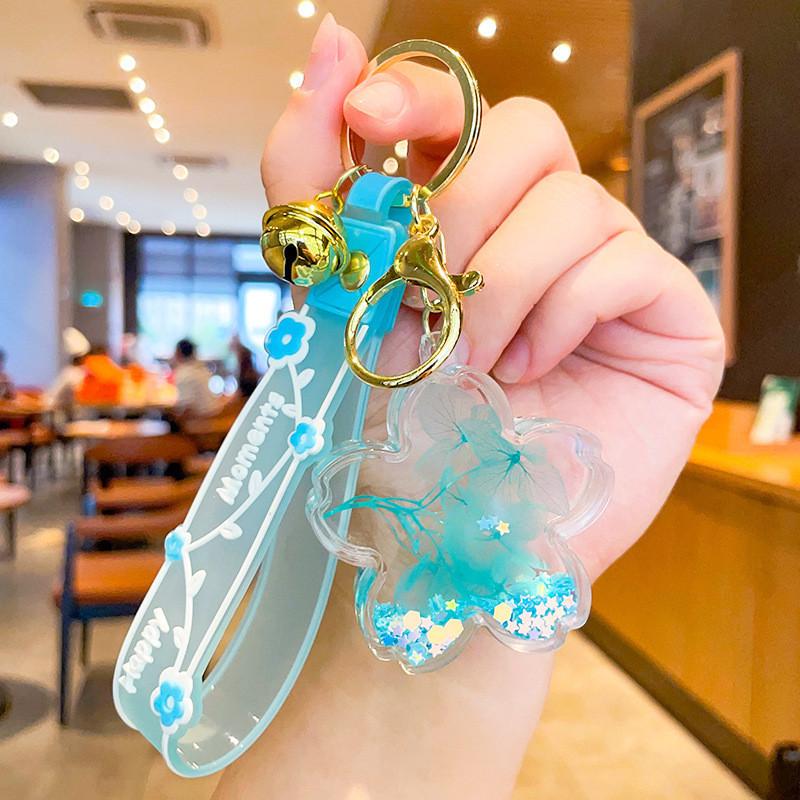 

Брелок с нежными лепестками сакуры и масляной подвеской. Идеальные сувениры для Blue Petal Oil