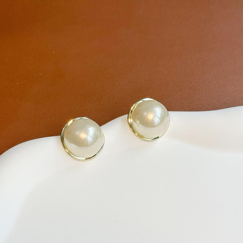 Elegant Pearl Stud Earrings for Women , Simple and Versatile Fashion Jewelry , Gold Tone Alloy , Daily Wear