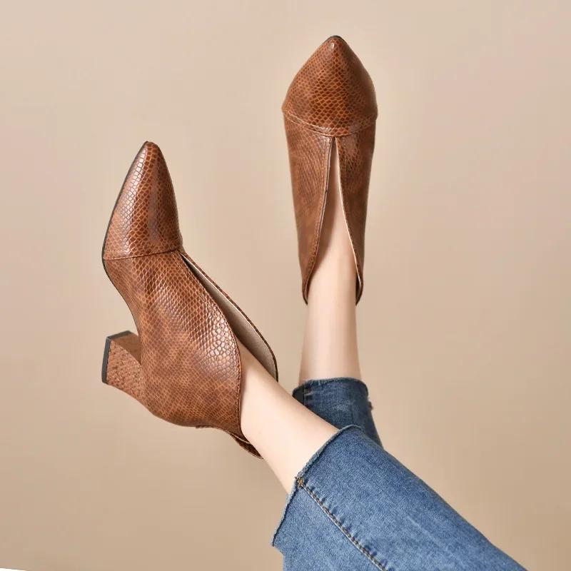 Vintage jednobarevné špičaté Chelsea boty pro ženy podzim PU kůže nízký podpatek kovbojské boty žena krátké boty nadměrná velikost 43