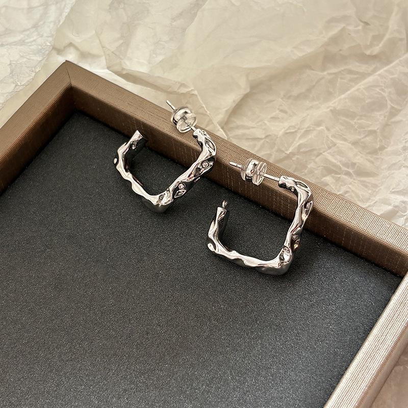 

High-end blogger in the same style, circle earrings, earrings, handmade hammer pattern designer, metal folds, exaggerated studs.