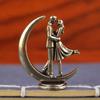 Handgefertigte Messing-Paar-Umarmungsstatue Nordische Kunstfigur Rustikales Finish Liebhaber-Ornament für Schlafzimmer Nachttisch Hausdekoration